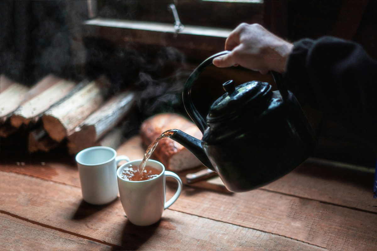 Winterthee en herfstthee inschenken