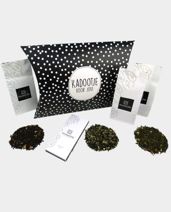 Thee cadeaubox met tekst Kadootje, drie zakjes met losse thee en een doosje theefilters